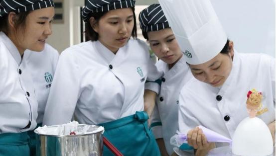 去哪里学甜点烘焙技术？