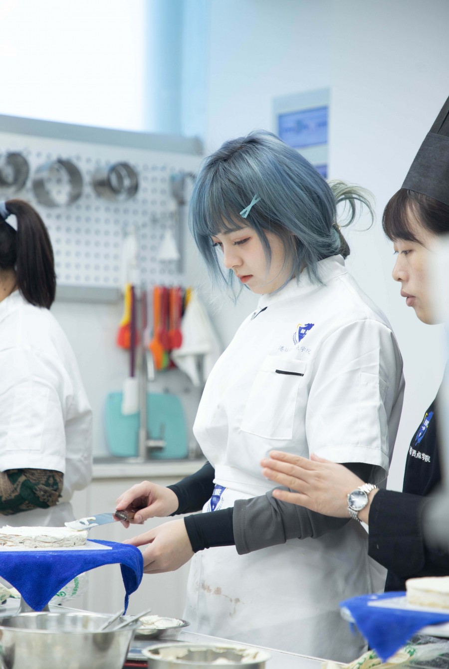 蓝色服装的烘焙学校在哪里
