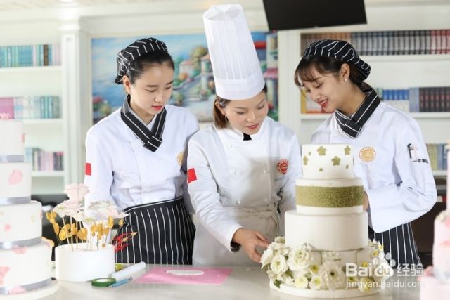 学做蛋糕去实体店还是烘焙学校？