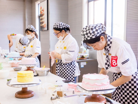 学做蛋糕去实体店还是烘焙学校？