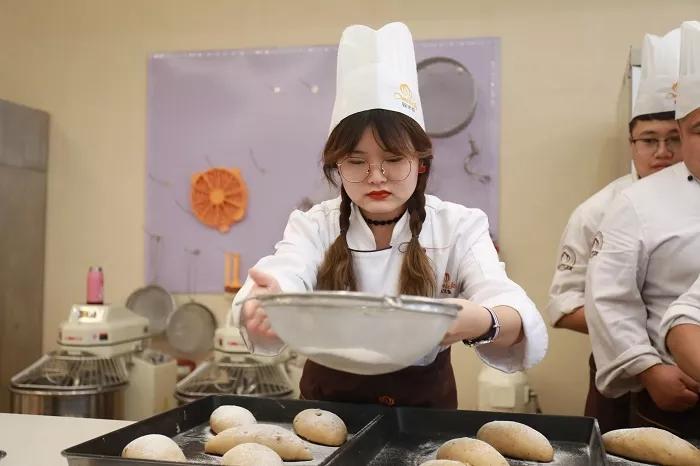 学烘焙还是UI技术比较好？