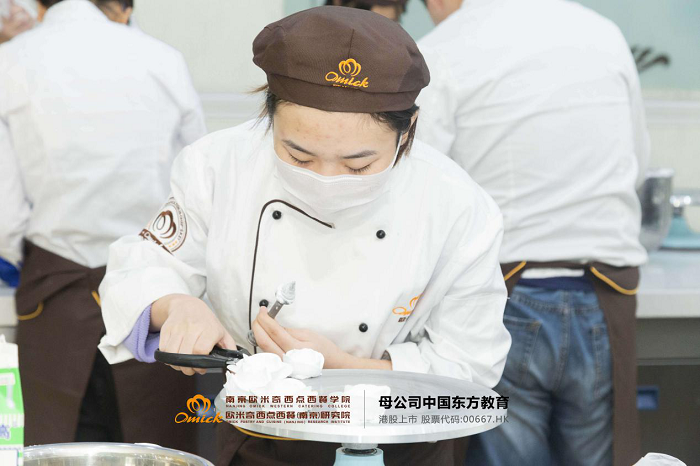 专业培训裱花师的费用是多少？