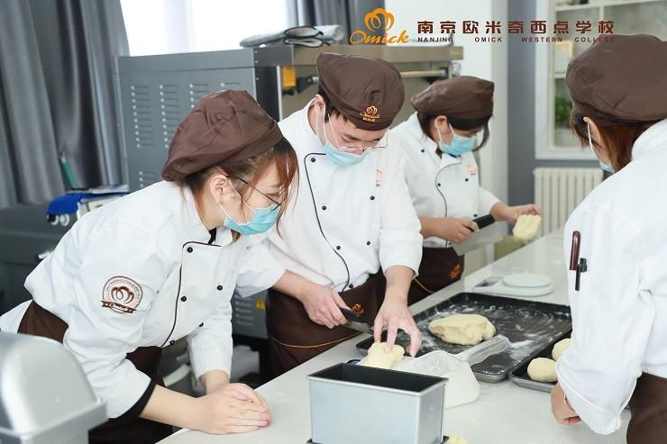 烘焙技术培训，选择哪家学校更好？