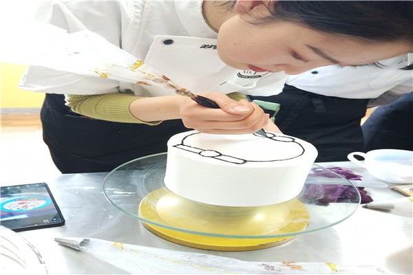 青岛烘焙培训学校蛋糕培训，让您的烘焙之路更加精彩！